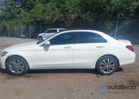 2015 Mercedes-Benz C 300 4Matic/Luxury 4Matic/Sport 4Matic z USA, uszkodzony, nr VIN 55SWF4KB1FU090539